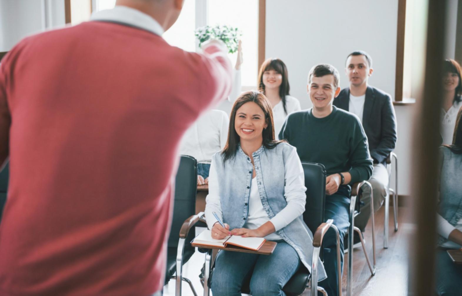 Estudiantes trabajando juntos en proyecto financiero